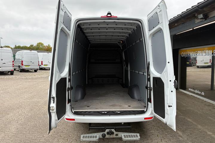 Hvid Mercedes Sprinter 317 fra 2024