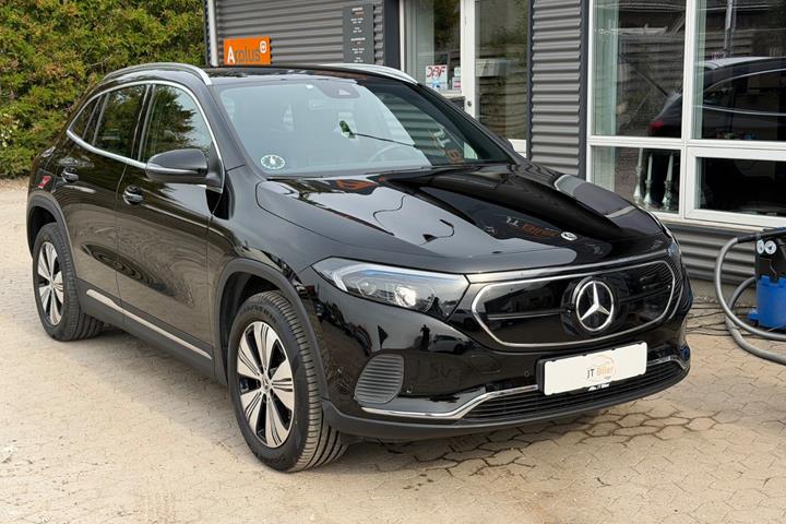 Sort Mercedes EQA250+ fra 2022 set udefra