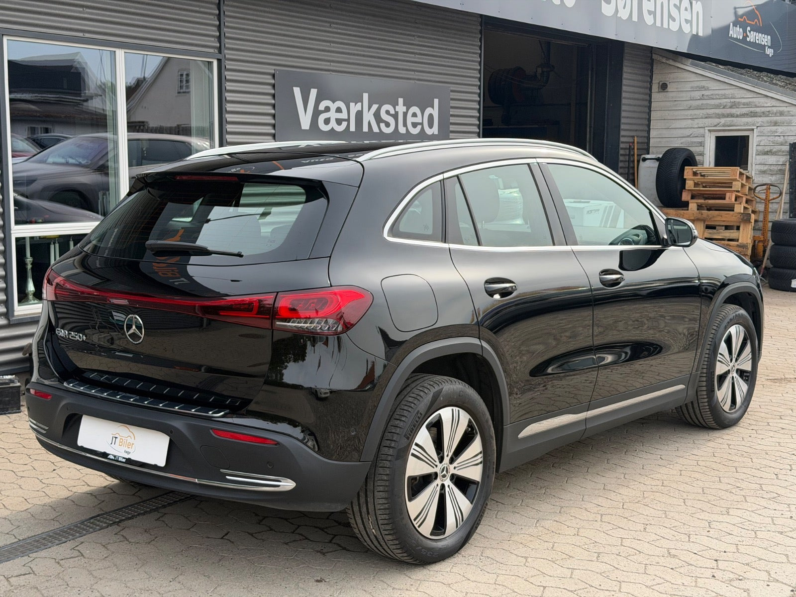 Sort Mercedes EQA250+ fra 2022