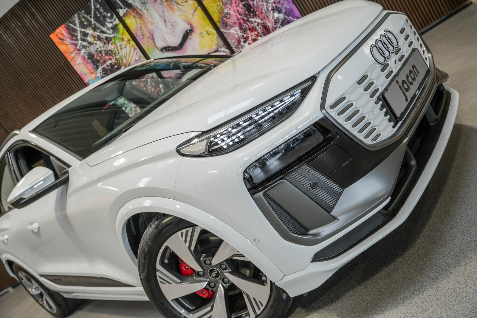 Hvid Audi Q6 e-tron fra 2025