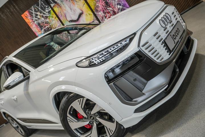 Hvid Audi Q6 e-tron fra 2025