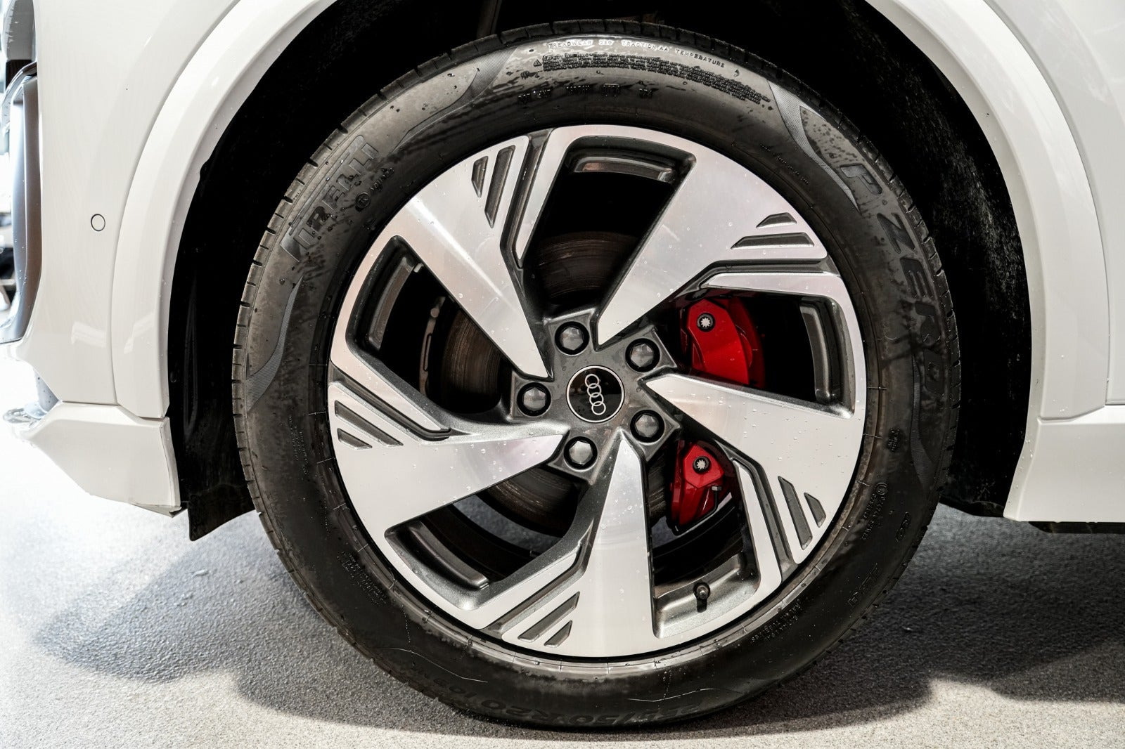 Hvid Audi Q6 e-tron fra 2025