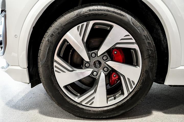 Hvid Audi Q6 e-tron fra 2025