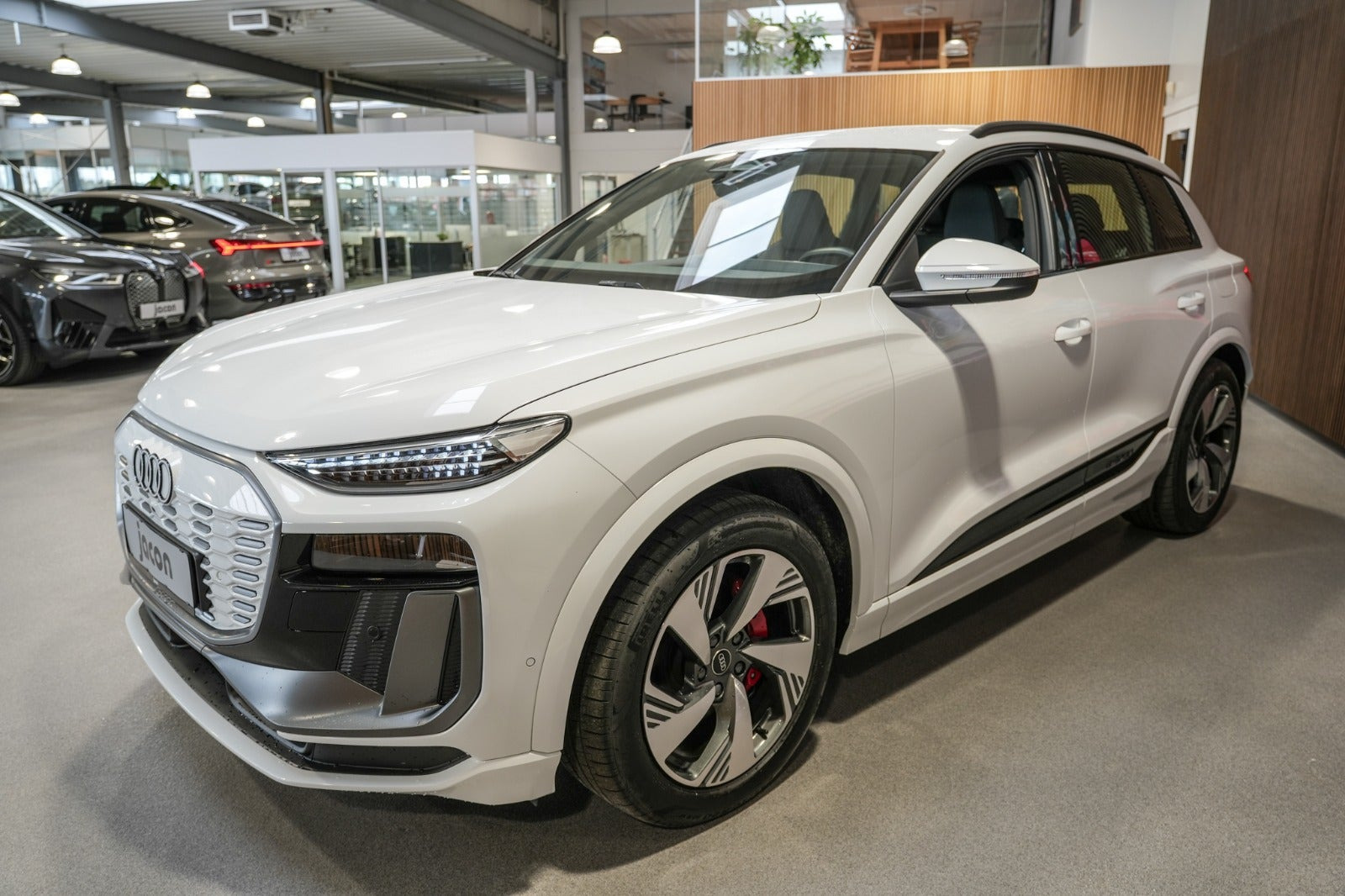 Hvid Audi Q6 e-tron fra 2025