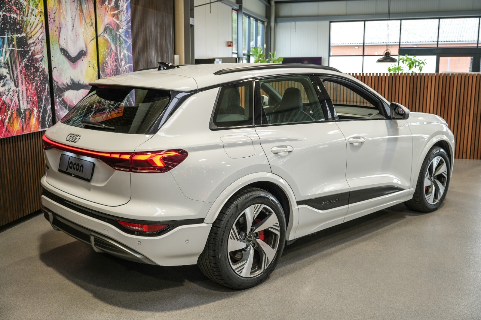 Hvid Audi Q6 e-tron fra 2025