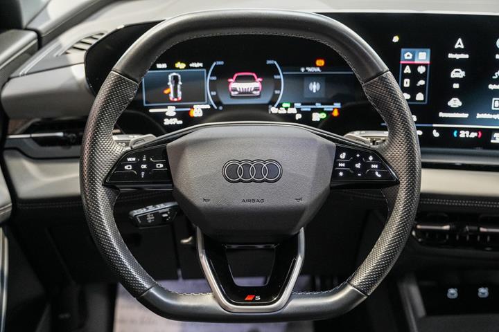 Hvid Audi Q6 e-tron fra 2025