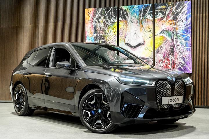Grå BMW iX fra 2023