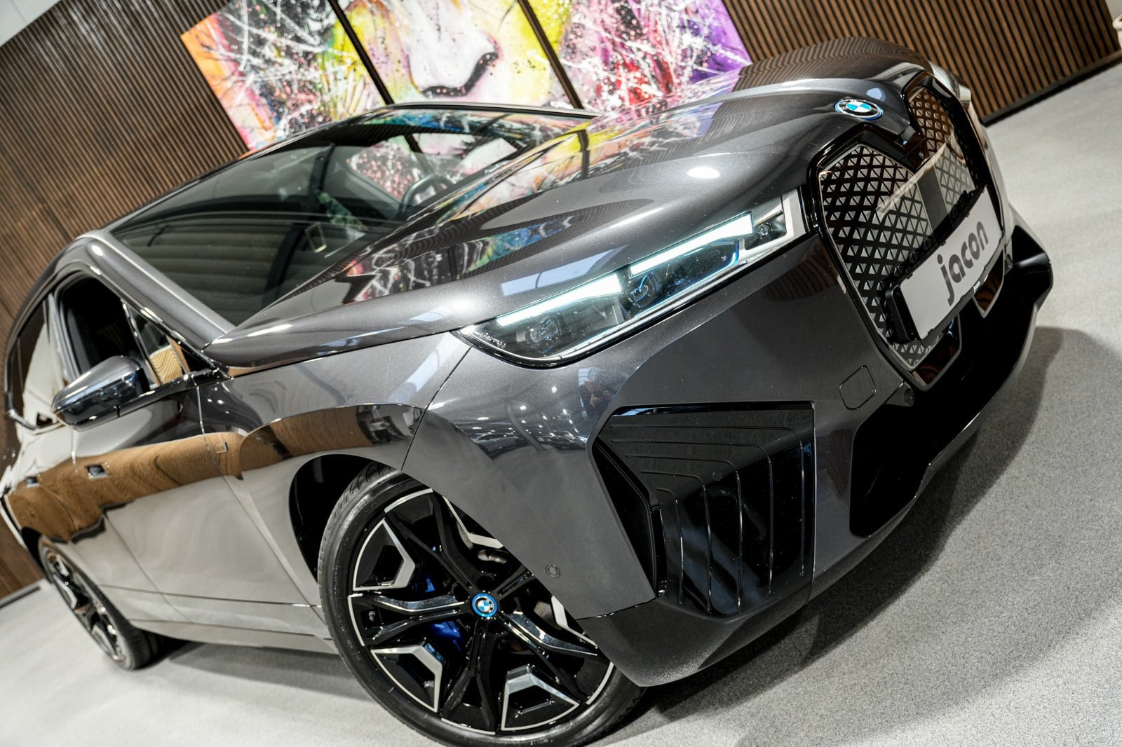 Grå BMW iX fra 2023