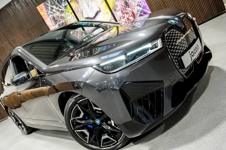 Grå BMW iX fra 2023