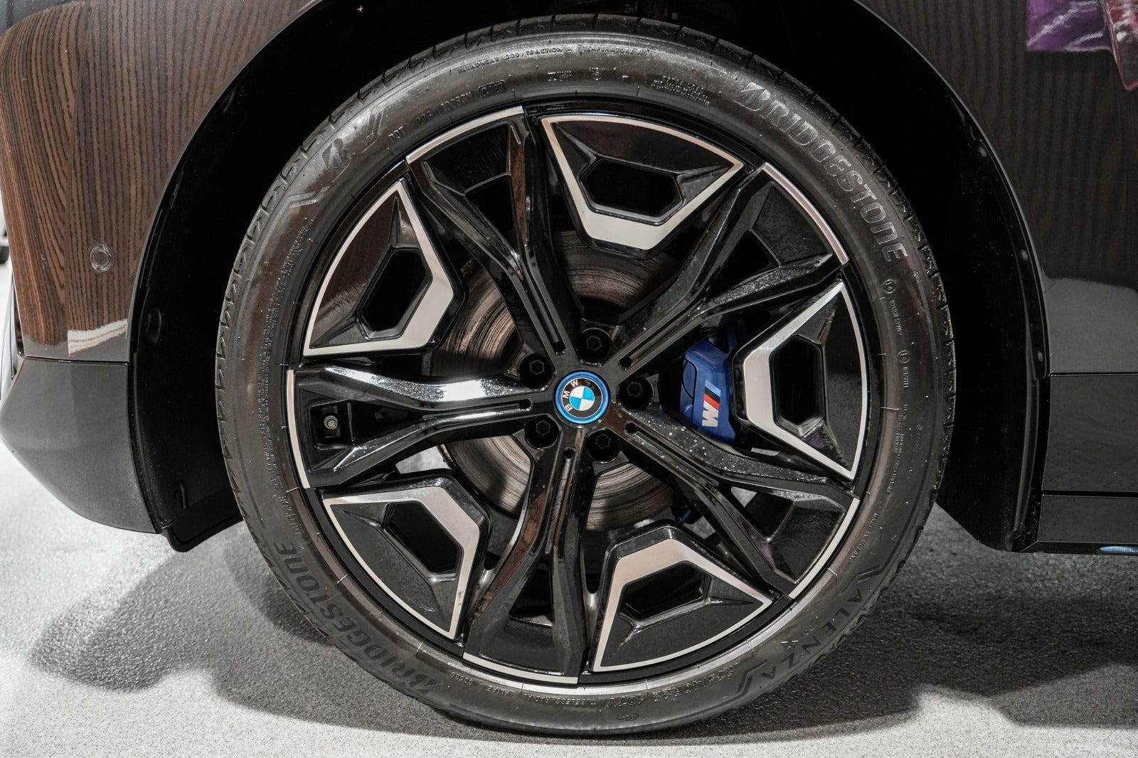 Grå BMW iX fra 2023