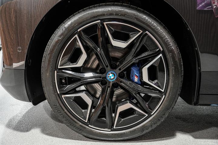 Grå BMW iX fra 2023