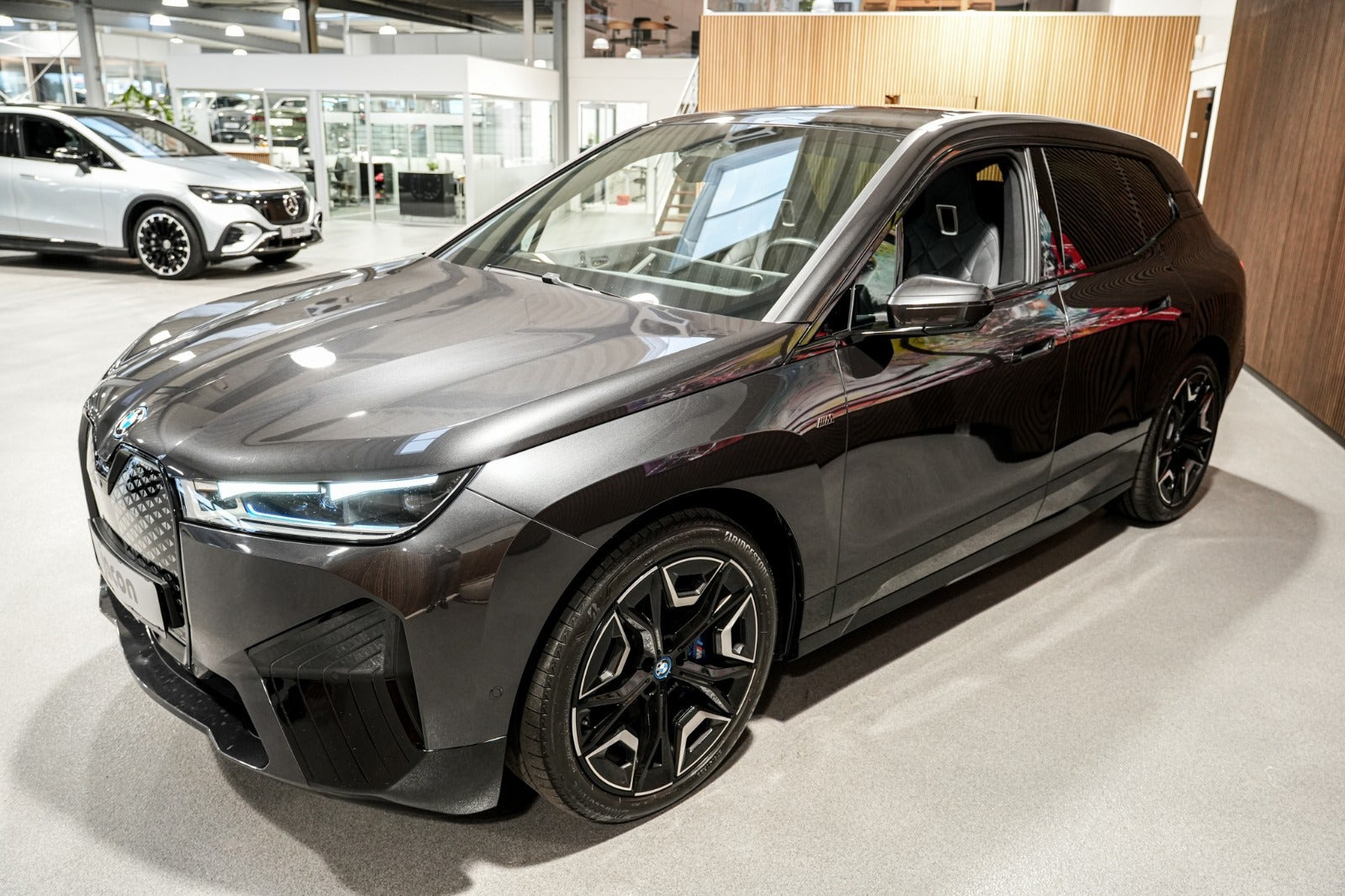 Grå BMW iX fra 2023