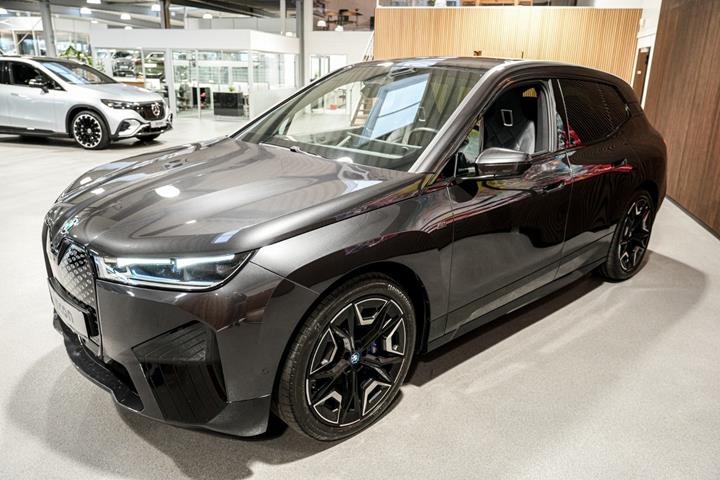 Grå BMW iX fra 2023