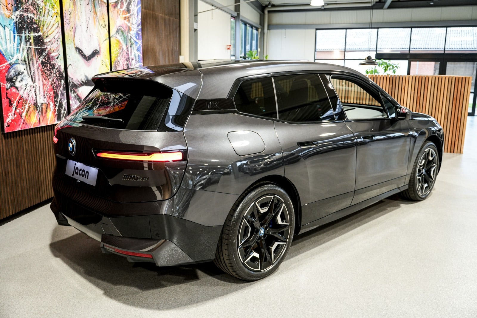 Grå BMW iX fra 2023