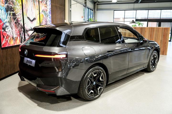 Grå BMW iX fra 2023