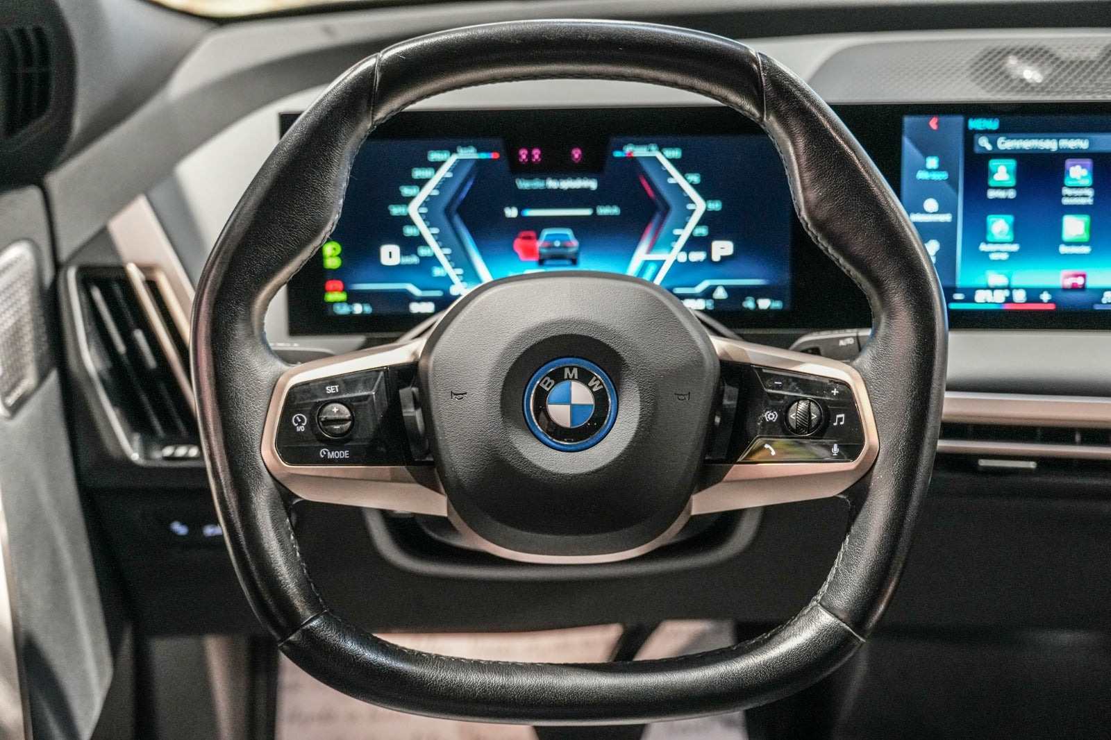 Grå BMW iX fra 2023