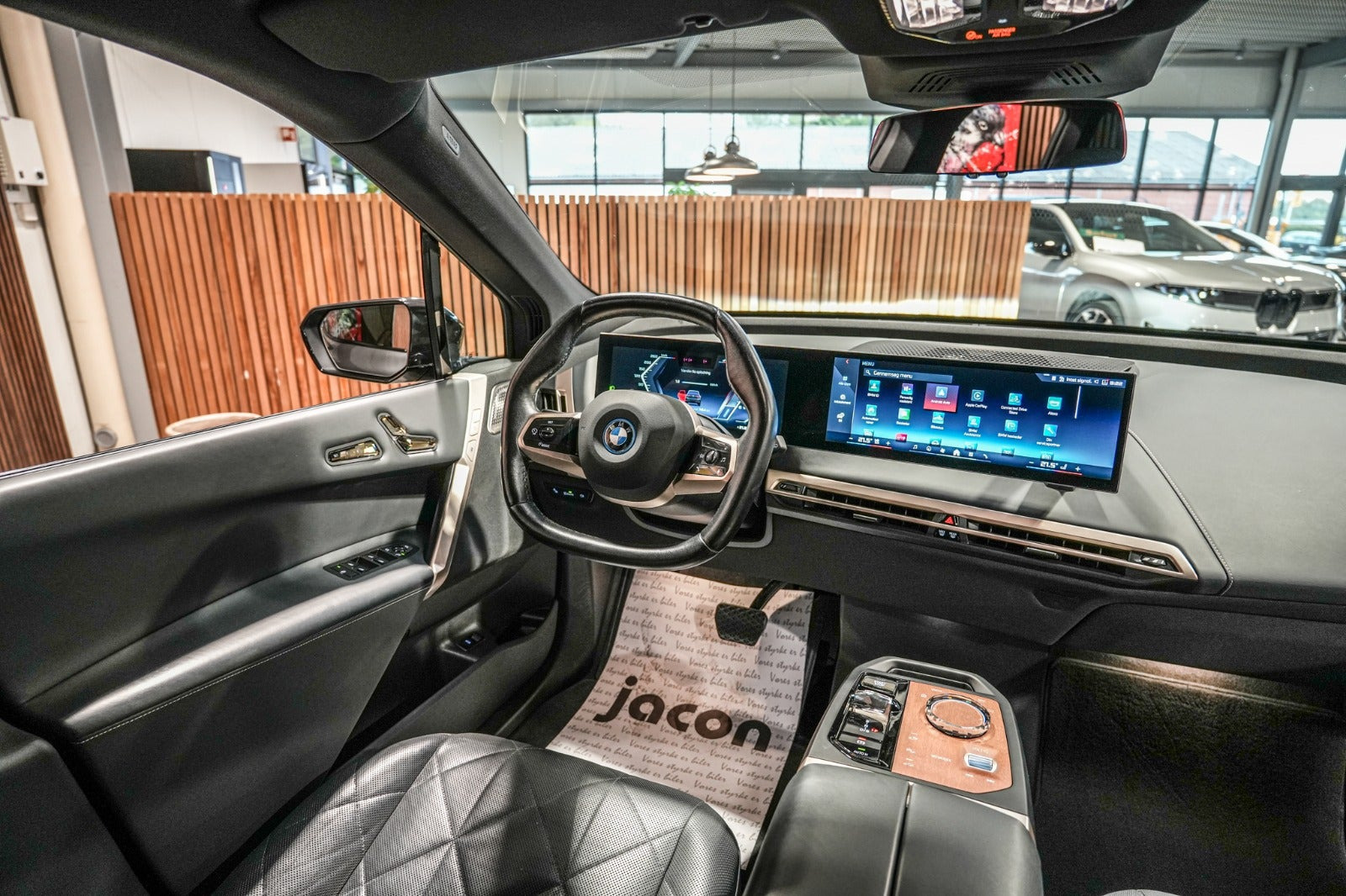 Grå BMW iX fra 2023