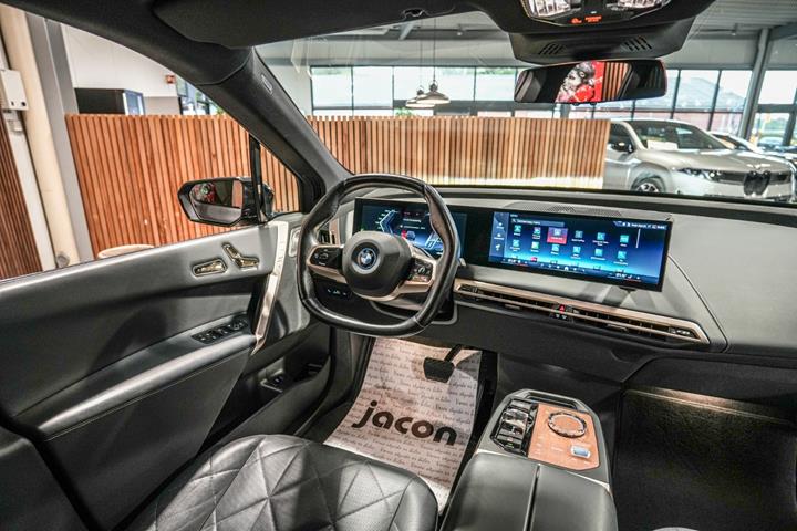 Grå BMW iX fra 2023
