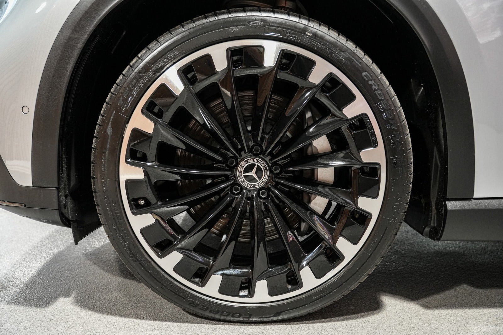 Sølv Mercedes EQE350+ SUV fra 2023