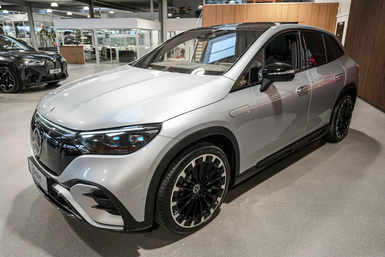 Sølv Mercedes EQE350+ SUV fra 2023