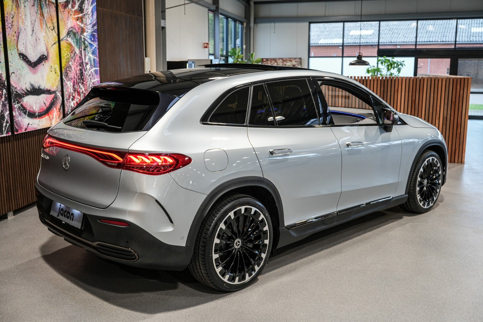 Sølv Mercedes EQE350+ SUV fra 2023