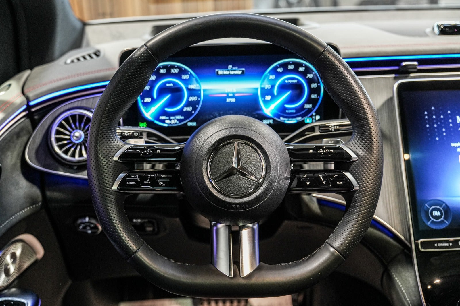 Sølv Mercedes EQE350+ SUV fra 2023