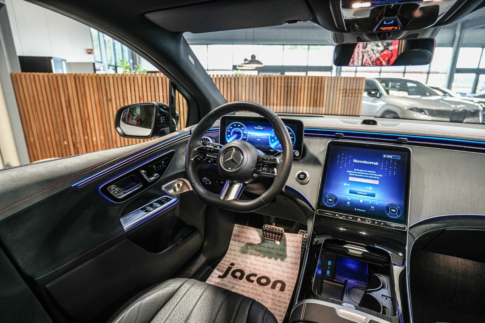 Sølv Mercedes EQE350+ SUV fra 2023
