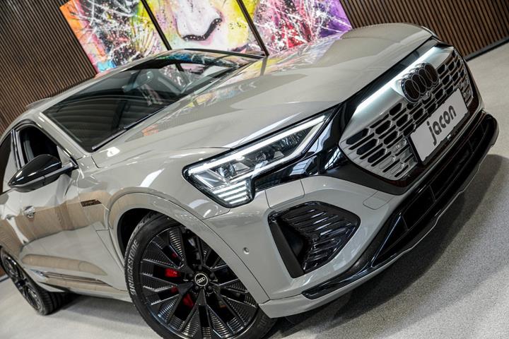 Grå Audi Q8 e-tron fra 2023