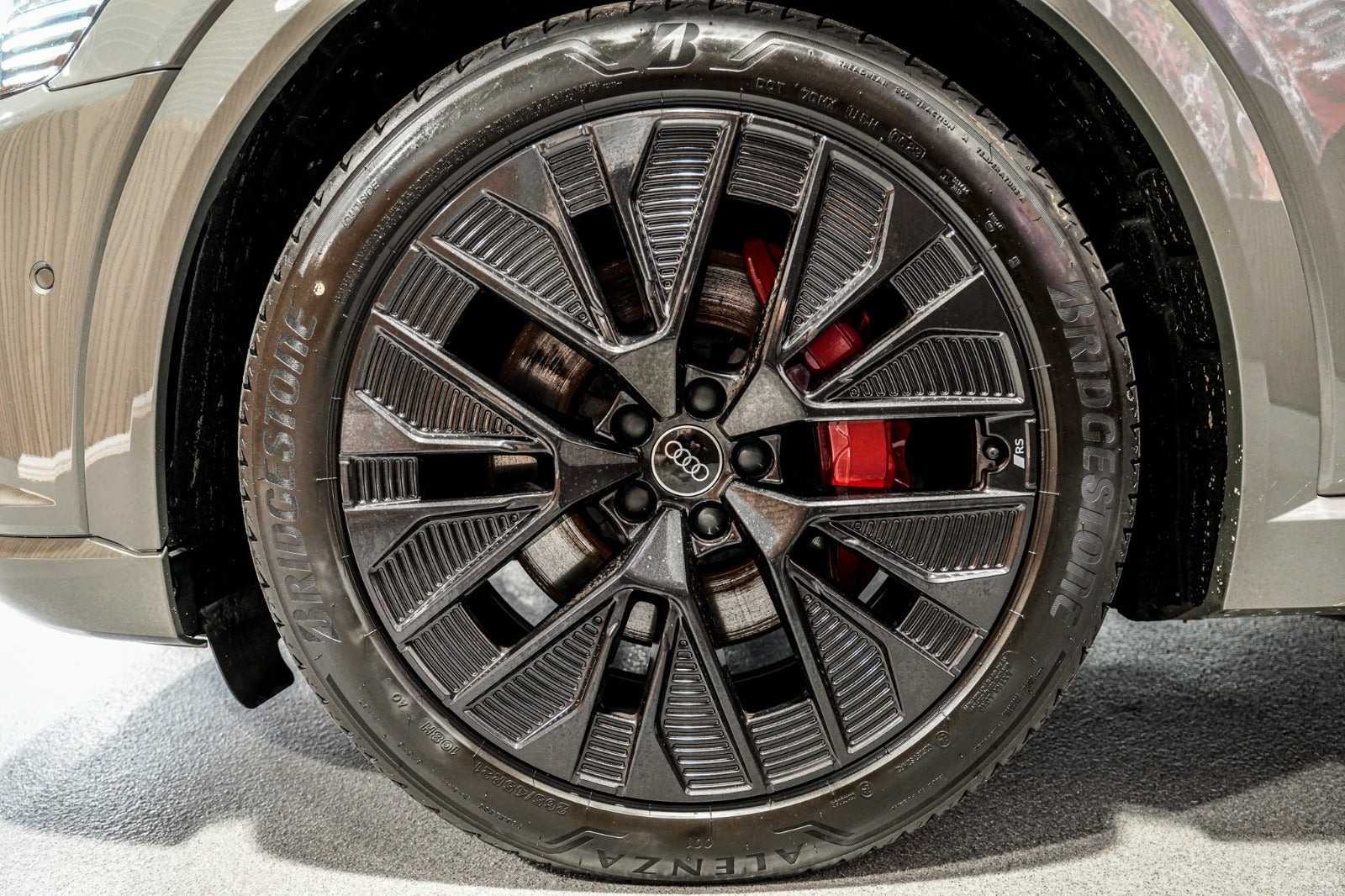 Grå Audi Q8 e-tron fra 2023