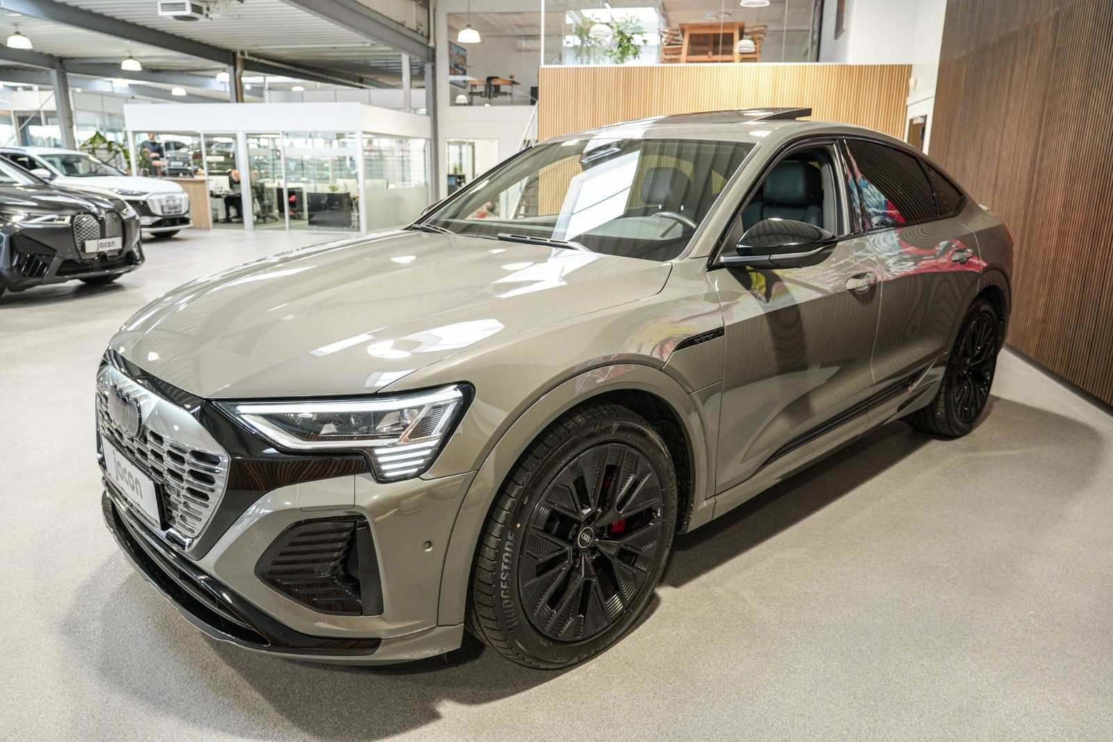Grå Audi Q8 e-tron fra 2023