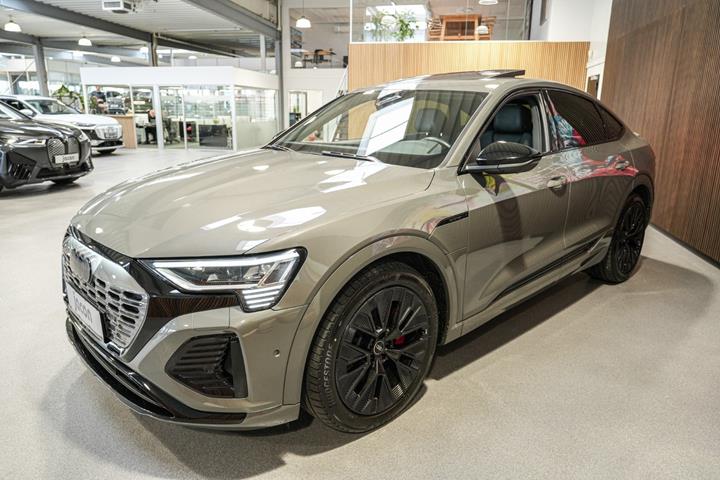 Grå Audi Q8 e-tron fra 2023