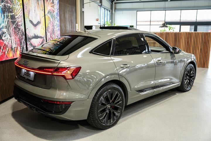 Grå Audi Q8 e-tron fra 2023