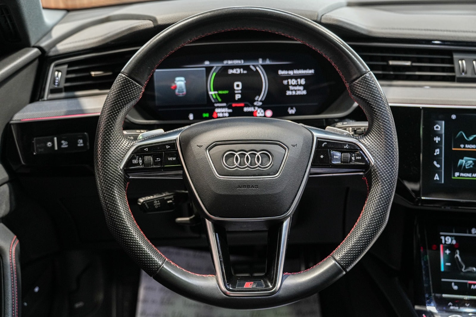 Grå Audi Q8 e-tron fra 2023