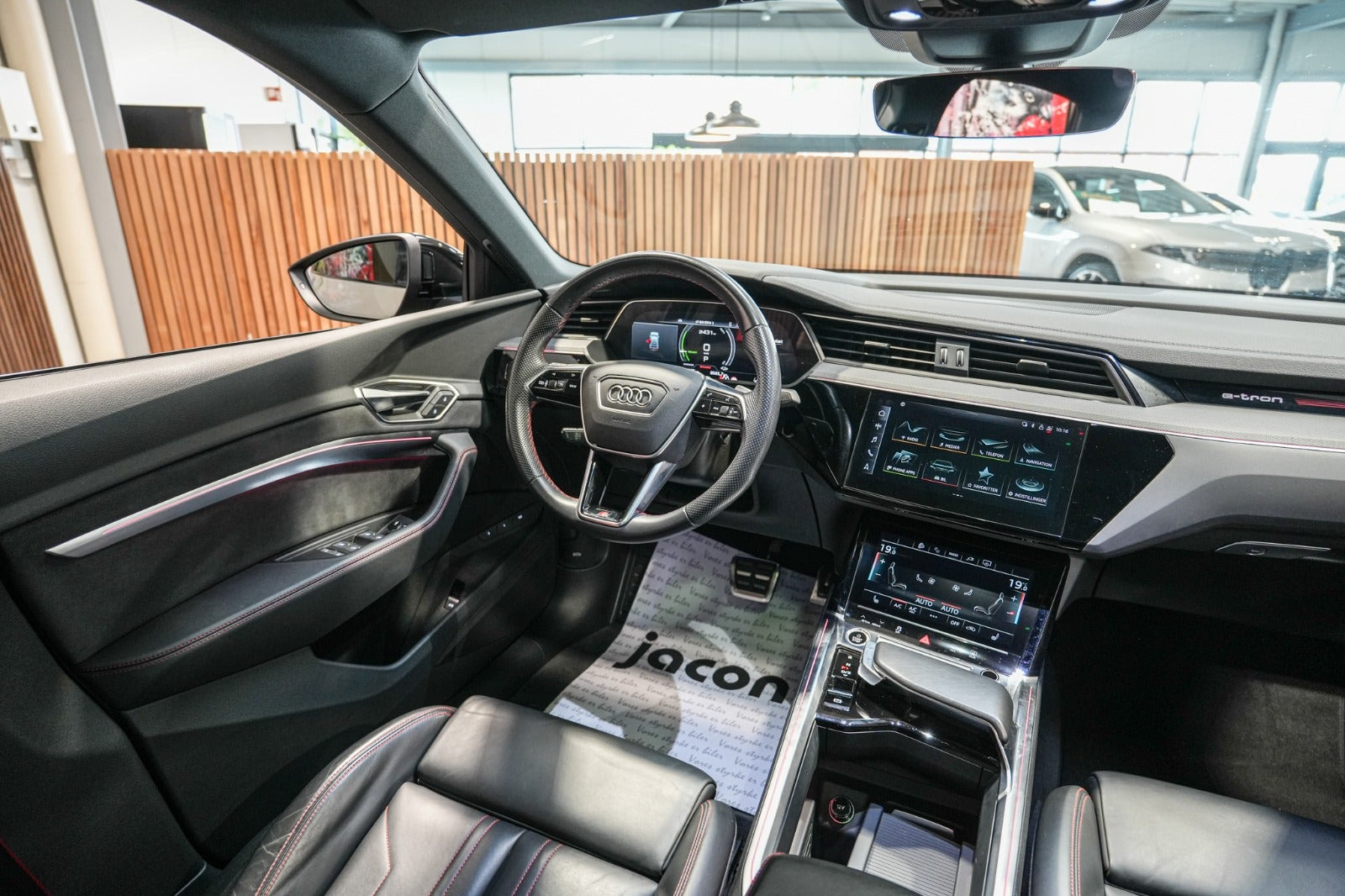Grå Audi Q8 e-tron fra 2023