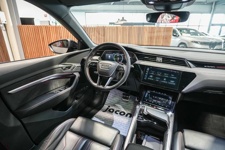 Grå Audi Q8 e-tron fra 2023