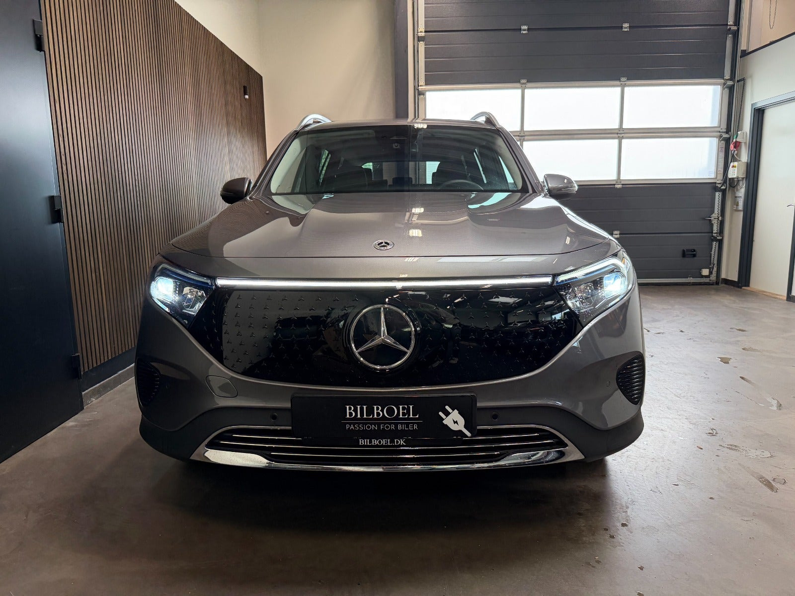 Grå Mercedes EQB250+ fra 2025