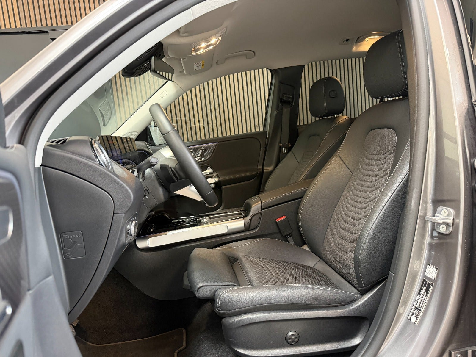 Grå Mercedes EQB250+ fra 2025