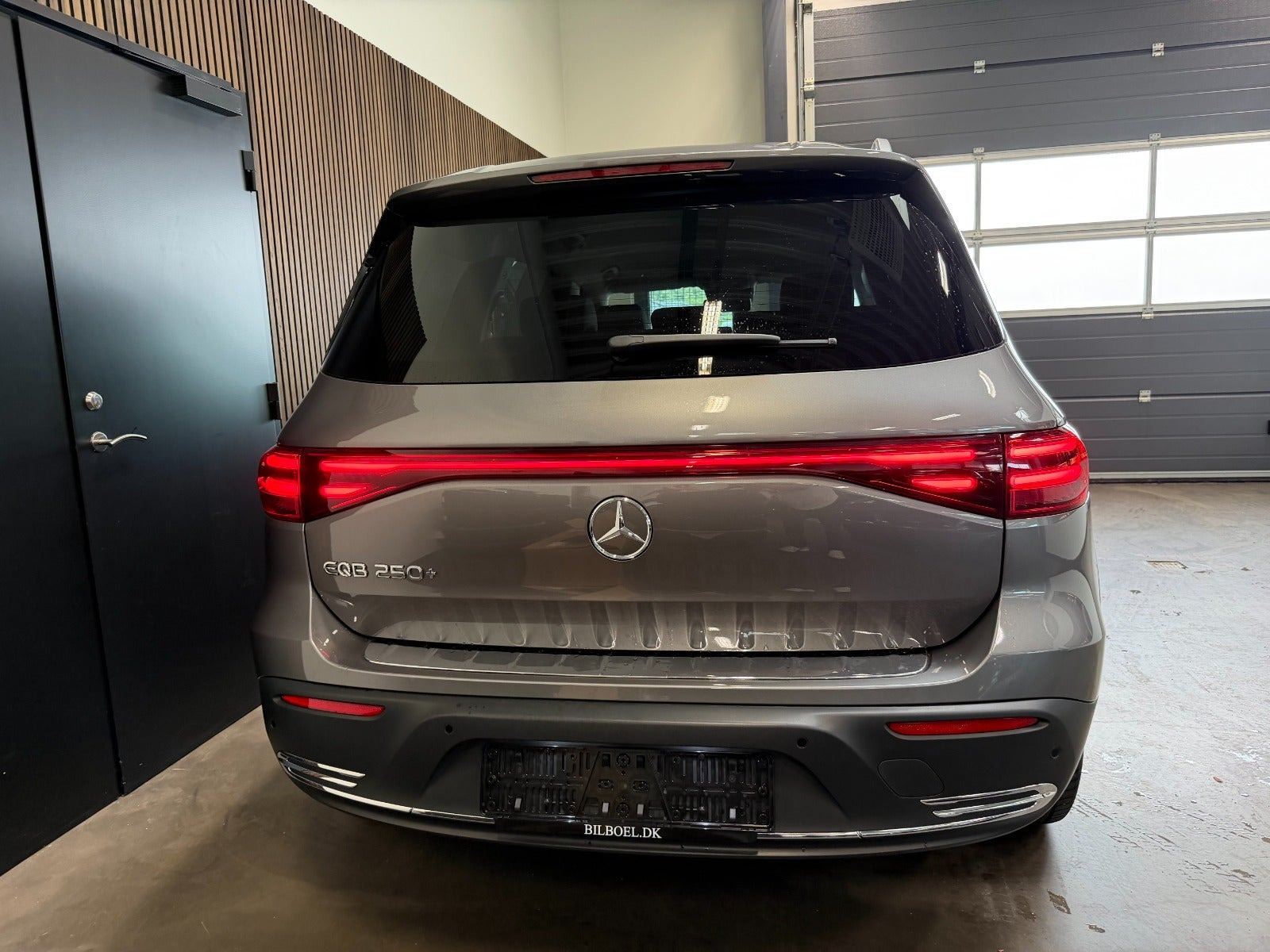 Grå Mercedes EQB250+ fra 2025