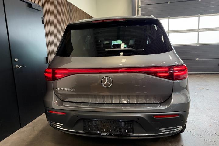 Grå Mercedes EQB250+ fra 2025