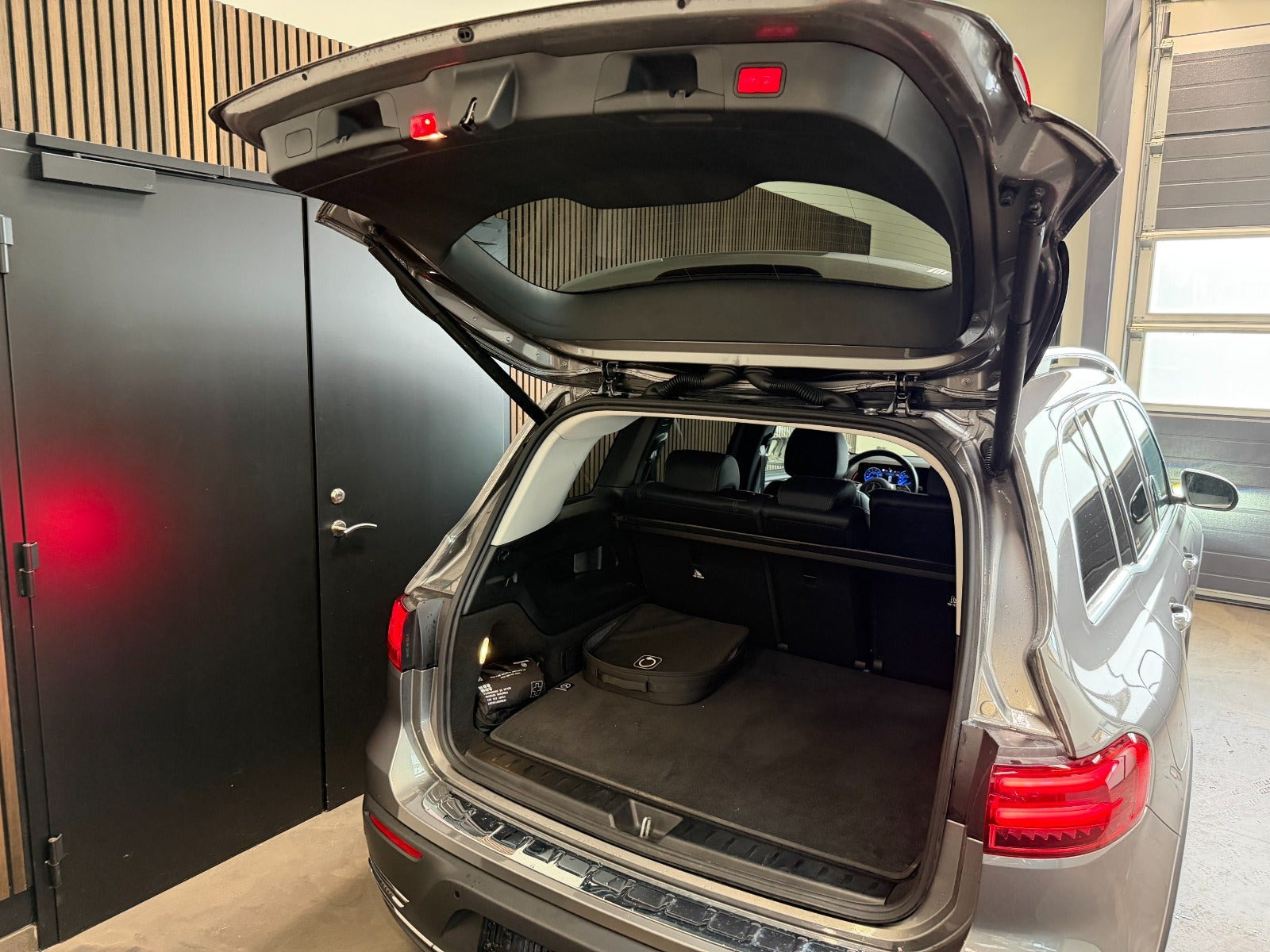 Grå Mercedes EQB250+ fra 2025