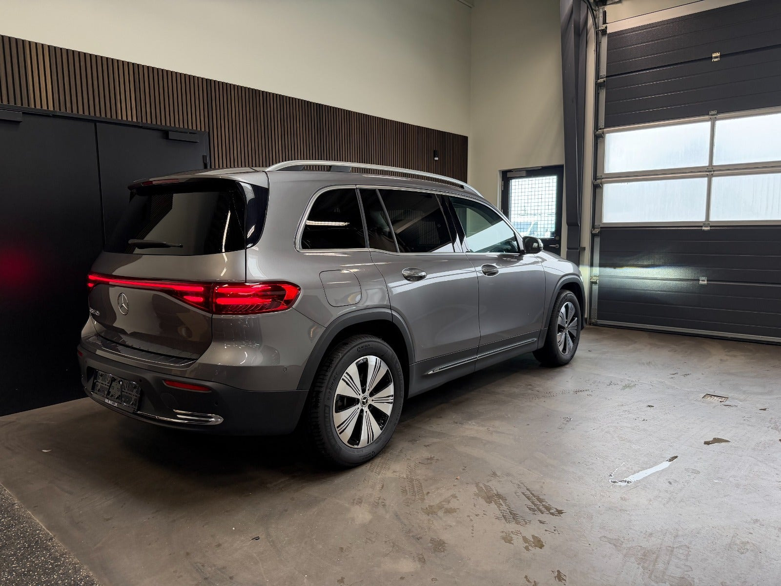 Grå Mercedes EQB250+ fra 2025