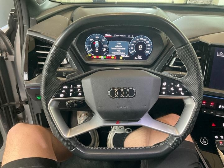 Sølv Audi Q4 e-tron fra 2025