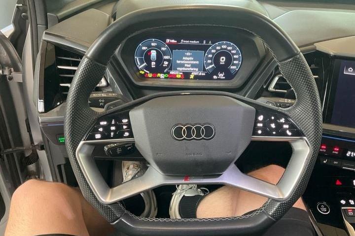 Sølv Audi Q4 e-tron fra 2025