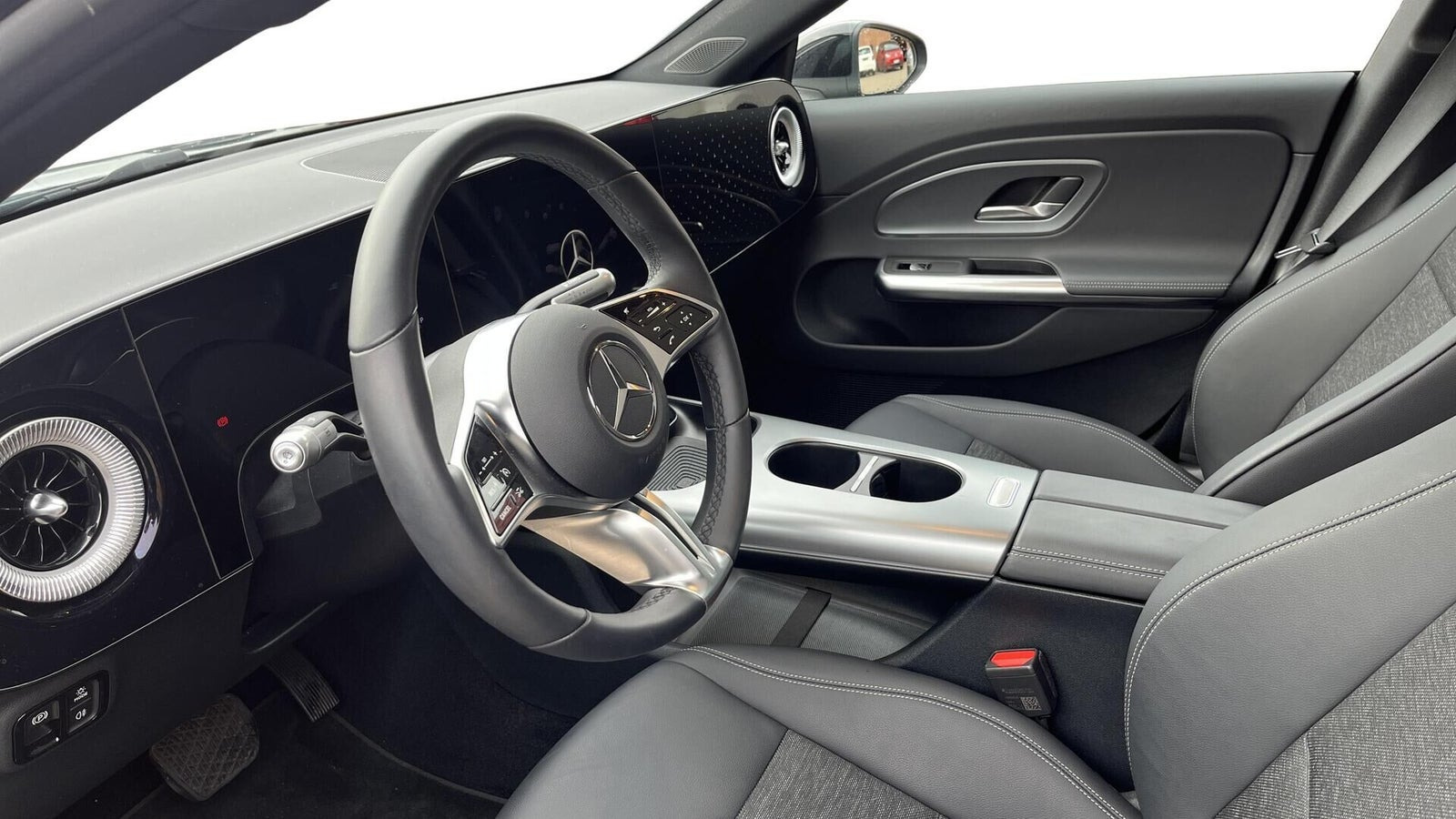 Sort Mercedes CLA250+ fra 2025