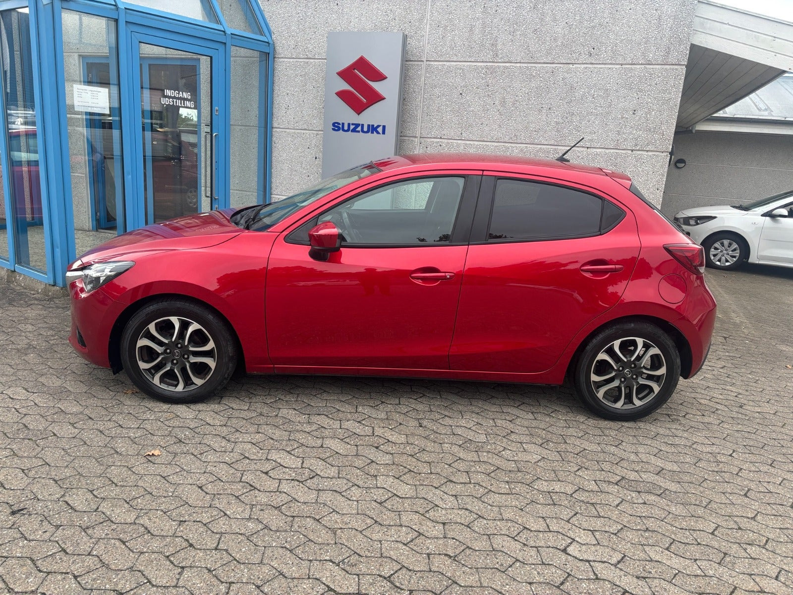 Grå Mazda 2 fra 2015