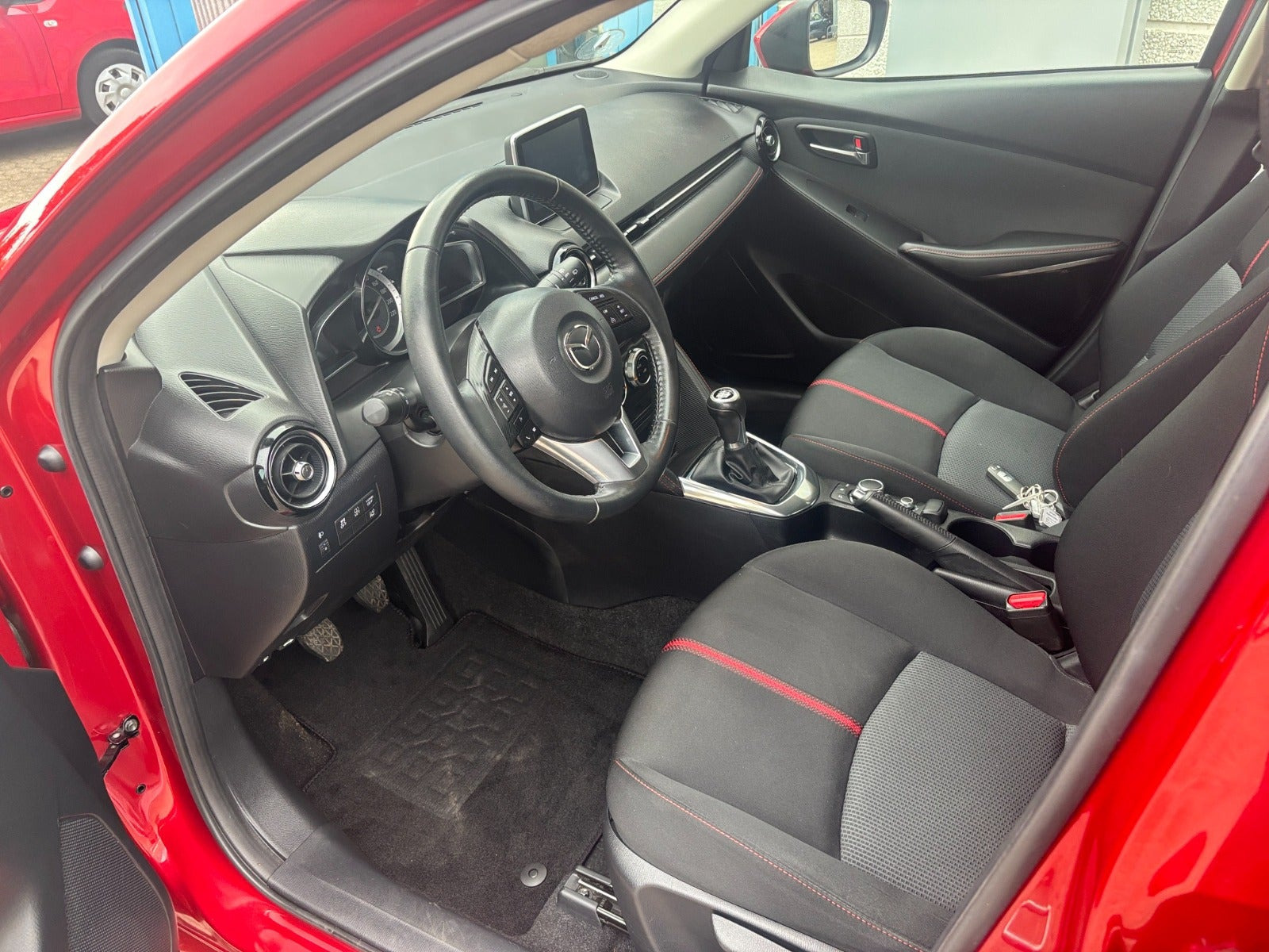 Grå Mazda 2 fra 2015