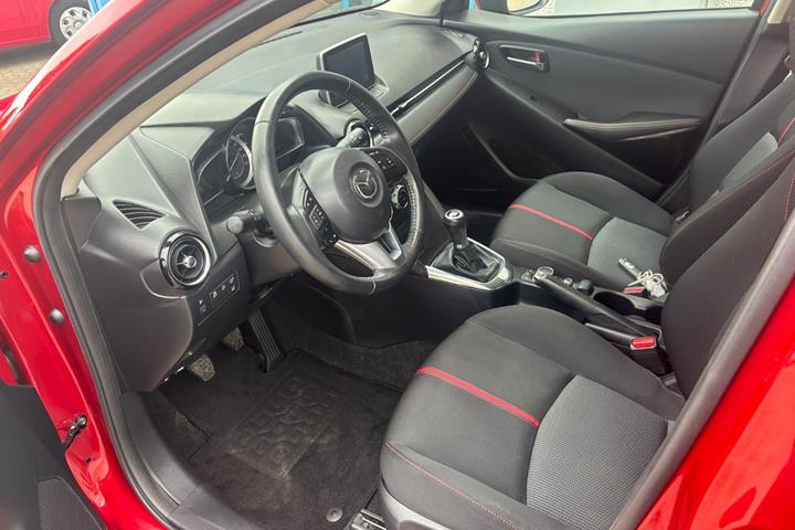 Grå Mazda 2 fra 2015