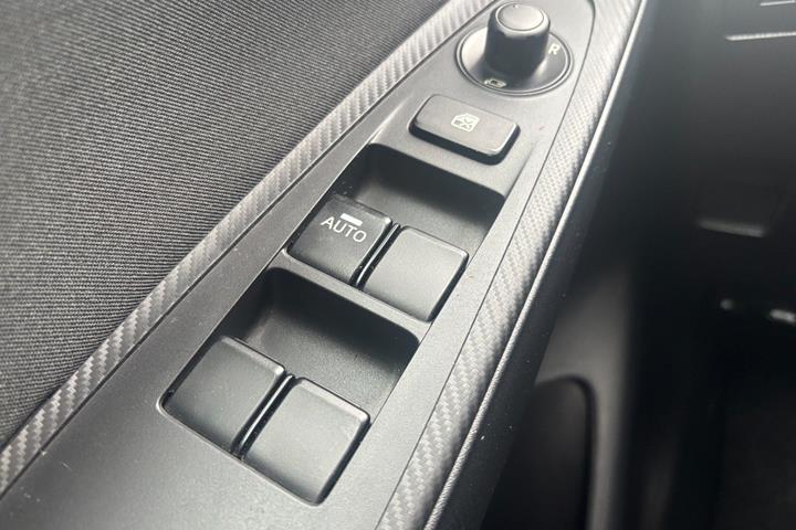 Grå Mazda 2 fra 2015