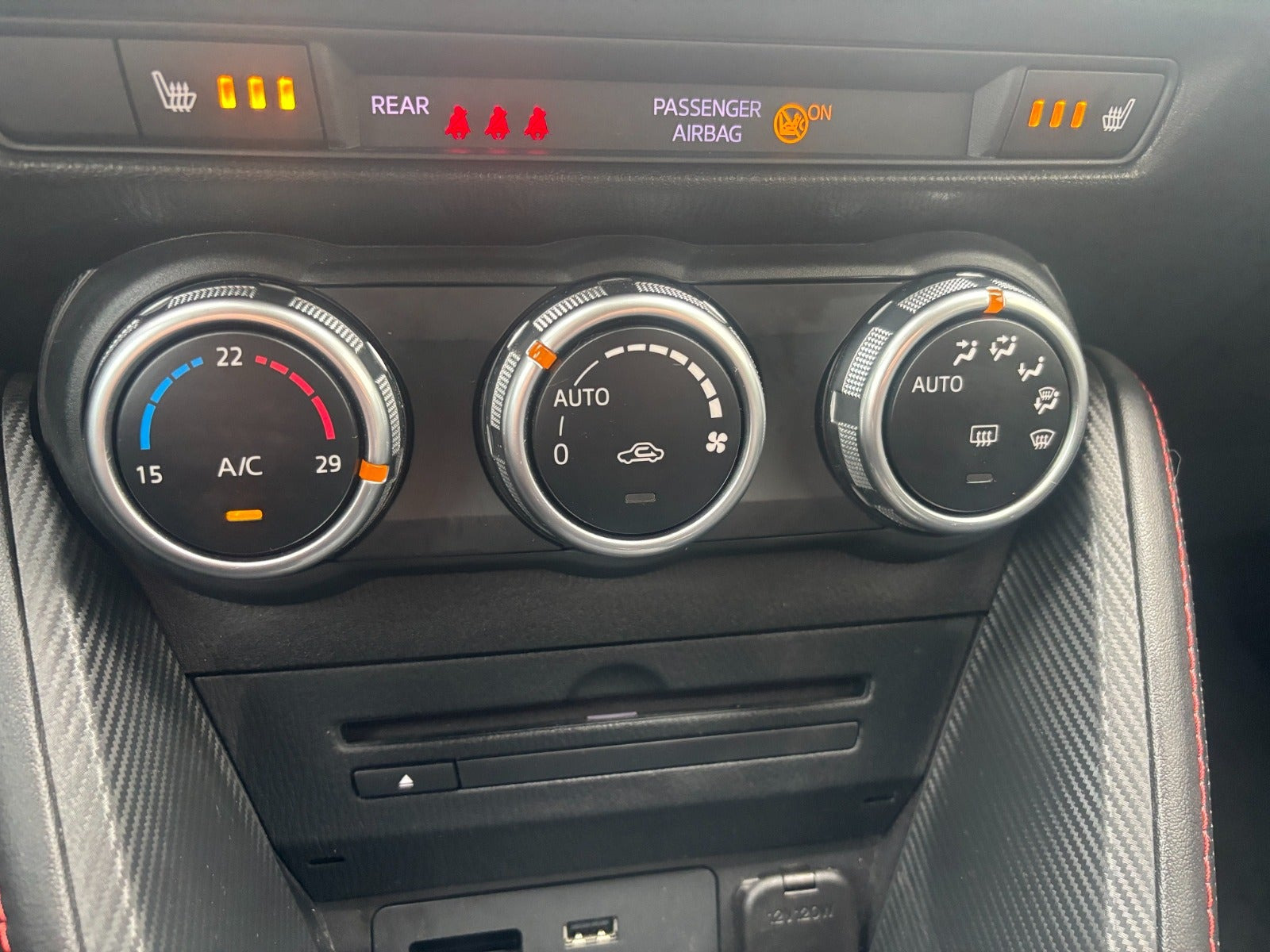 Grå Mazda 2 fra 2015