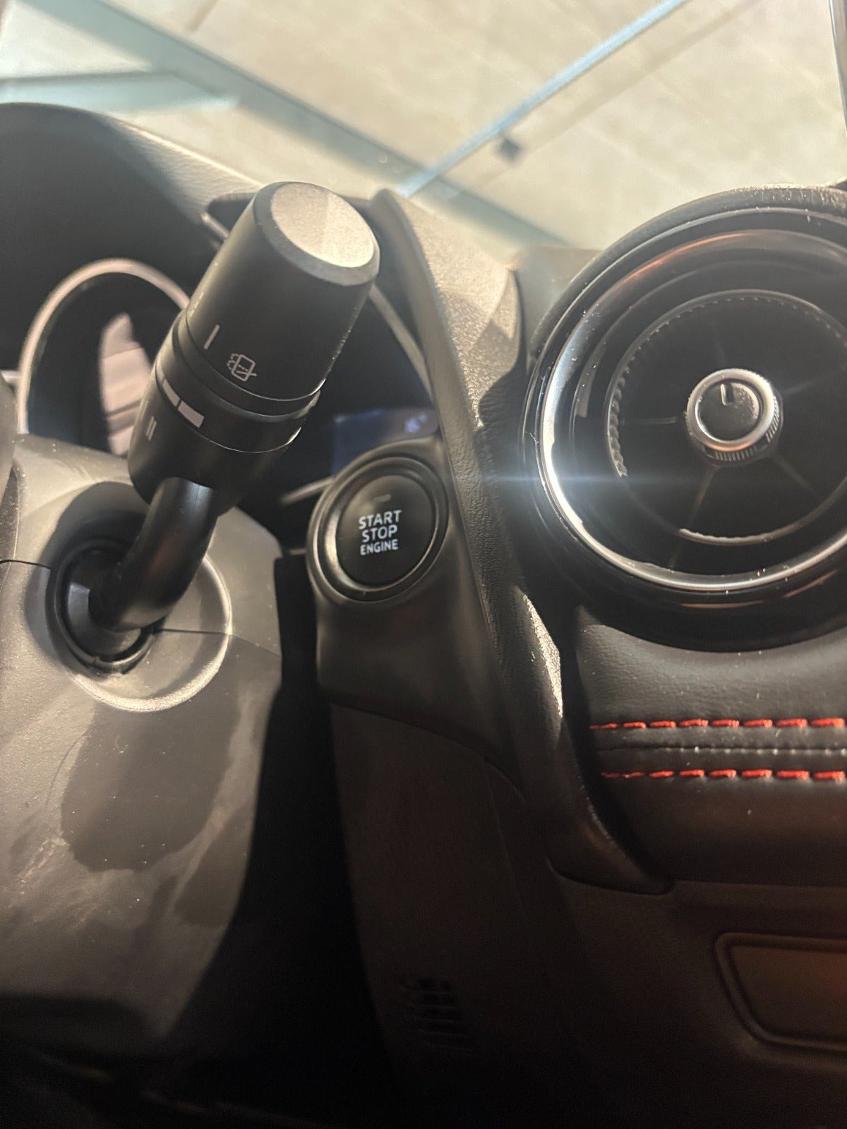 Grå Mazda 2 fra 2015